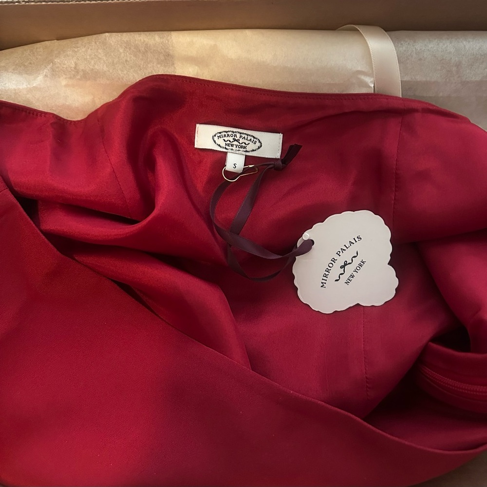 Mirror Palais mid rise mini skirt in scarlet - Picture 2 of 5